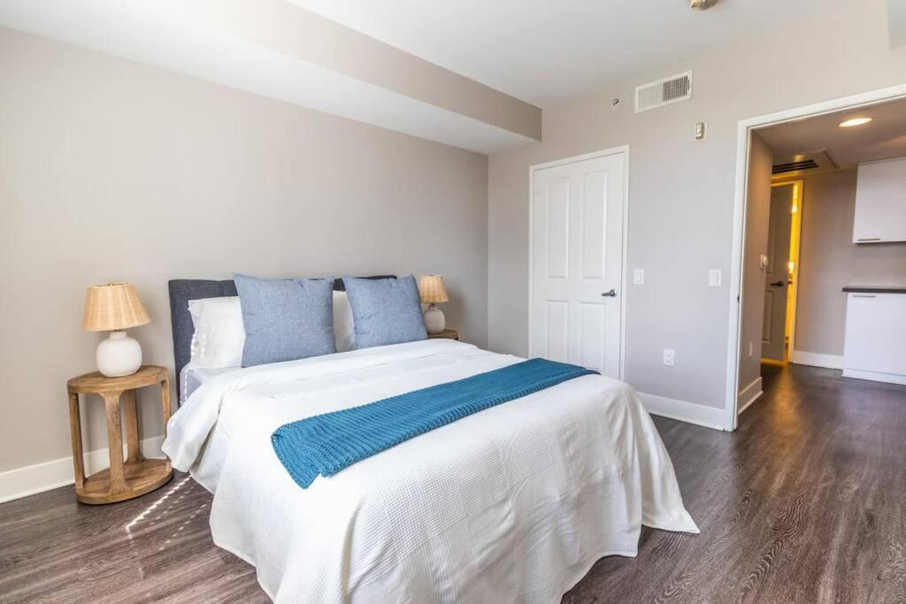 Sunny 2bdr In Sm Pool & Gym - 5 Min To The Beach!
